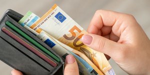 Μετρώντας ευρώ στο πορτοφόλι