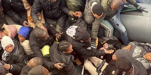 Μητέρα με το νεογέννητο βρέφος της μεταξύ των μεταναστών που διασώθηκαν κοντά στα Κανάρια Νησιά