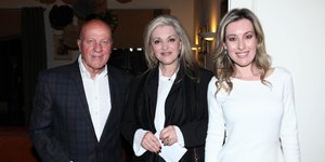 Ο Μίμης Δομάζος με την Ηώ Θεοδώρου και την κόρη τους, Πόπη