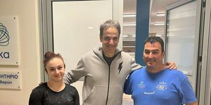 Ο Κυριάκος Μητσοτάκης με τον Οδυσσέα Δήμα και την αρσιβαρίστρια Εβίτα Καραθανάση