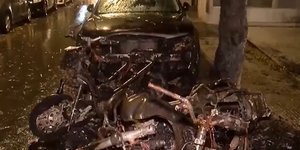 Φωτιά σε μηχανές και ΙΧ στο Κολωνάκι