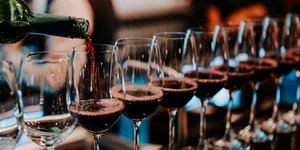 μπουκαλι σερβιρει κρασι 