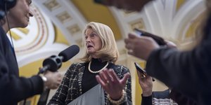 Η Ρεπουμπλικανή γερουσιαστής Λίζα Μουρκόφσκι μιλά στις κάμερες