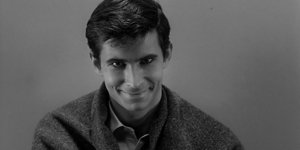 Ο Άντονι Πέρκινς ως Norman Bates, αρχετυπικός ψυχοπαθής στην ταινία «Ψυχώ» του Χίτσκοκ / WIKIPEDIA
