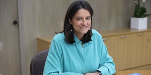 Η Νίκη Κεραμέως με γαλάζιο πουκάμισο