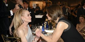 Νικόλ Κίντμαν και Τζόντι Φόστερ σε μια έντονη στιγμή στις Χρυσές Σφαίρες/Getty-Ideal images