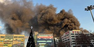 Φωτιά σε 8ώροφο εμπορικό κέντρο στη Νότια Κορέα 