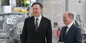 Ο Γερμανός καγκελάριος Ολαφ Σολτς με τον CEO της Tesla Έλον Μασκ