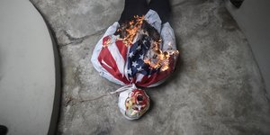 Ομοίωμα του Τραμπ καίγεται