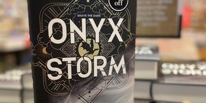 Το βιβλίο Onyx Storm της Rebecca Yarros