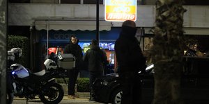 Φωτογραφία έξω από το κατάστημα όπου βρέθηκε νεκρός ο 61χρονος