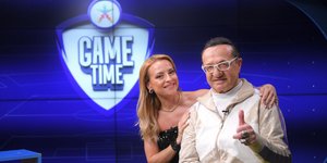 Απολαυστικός Λευτέρης Πανταζής στο εορταστικό ΟΠΑΠ Game Time