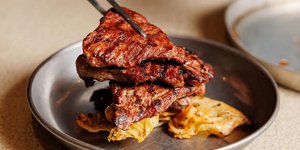  Ox: Πίσω από το Χίλτον υπάρχει μια «κυριλέ» ταβέρνα που σερβίρει τζατζίκι και ζουμερό κοντοσούβλι