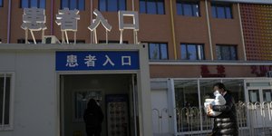 Γονιός πηγαίνει το παιδί του σε νοσοκομείο του Πεκίνου