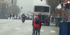 Παιδιά κρεμάστηκαν πίσω από λεωφορείο στη Θεσσαλονίκη