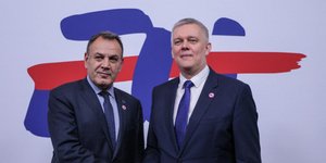 O Nίκος Παναγιωτοπουλος σε χειραψία με ομόλογό του