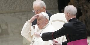 πάπας πιανει το κεφαλι του