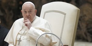 Πάπας Φραγκίσκος χερι στο στομα 