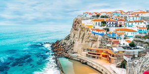 Η παραθαλάσσια πόλη Azenhas do Mar στην Πορτογαλία