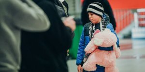 Παιδάκι με λούτρινο στο γήπεδο της Παρτιζάν