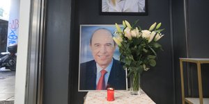 Λίγα λουλούδια και ένα κερί στην είσοδο των γραφείων του ΠΑΣΟΚ