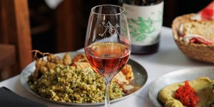 ποτηρι ροζε κρασι τραπεζι 