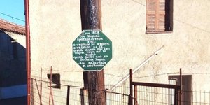 H πινακίδα σε ελληνικό χωριό που προκαλεί γέλιο 