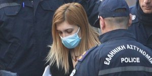 H Ρούλα Πισπιρίγκου κατά τη μεταφορά της στο Εφετείο Αθηνών