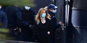Η Ρούλα Πισπιρίγκου ανάμεσα σε αστυνομικούς