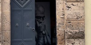 Η φωτογραφία του Κυρ Γιάννη στην είσοδο της βιβλιοθήκης