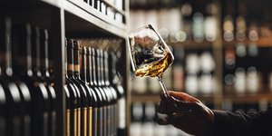 ποτηρι κρασι ραφι με μπουκαλια