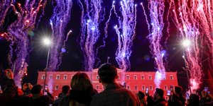 Με αθόρυβα πυροτεχνήματα η αλλαγή του χρόνου στην πλατεία Συντάγματος