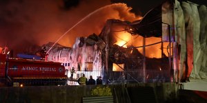 Πυροσβέστες επιχειρούν στη φωτιά στο εργοστάσιο της «Καραμολέγκος» στο Κορωπί