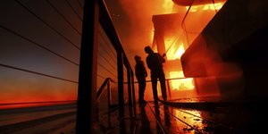 πυροσβεστες στη φωτια