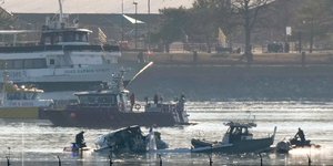 Συνεχίζονται οι έρευνες μετά τη σύγκρουση αεροπλάνου με στρατιωτικό ελικόπτερο κοντά στη Ουάσιγκτον