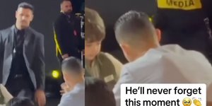 Ο Κριστιάνο Ρονάλντο υπογράφει την μπλούζα παιδιού