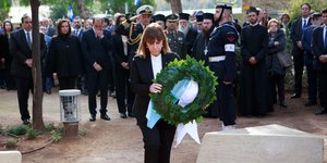 Η ΠτΔ καταθέτει στεφάνι 