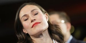 Η Σάνα Μαρίν με κλειστά μάτια