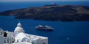 Mild seismic-volcanic activity in Santorini