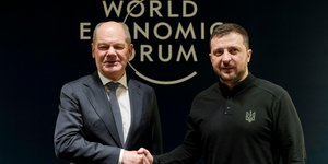 Ο Όλαφ Σολτς με τον Βολοντίμιρ Ζελένσκι στο Νταβός