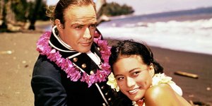 O Mπράντο και η συμπρωταγωνίστριά (και μετέπειτα σύζυγός) του, Tarita Teriʻipaia, στην ταινία «Ανταρσία του Μπάουντι» / IMDB