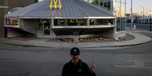 Ο φωτογράφος Gary He έξω από ένα McDonalds / Instagram / Gary He