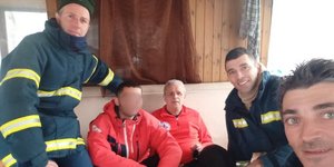 Ο 23χρονος σκιέρ μαζί με τους πυροσβέστες που τον εντόπισαν