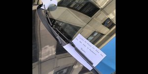 Tι έγραφε σημείωμα σε οδηγό που παρκάρισε παράνομα