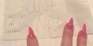 Δύο άγνωστες πλησίασαν μια γυναίκα σε ραντεβού και της έδωσαν ένα σημείωμα με 6 λέξεις