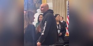 Ορκωμοσία Τραμπ: Ξεχάστε φορέματα και καπέλα -Γερουσιαστής έδωσε το παρών φορώντας... σορτς και φούτερ