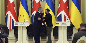 Κιρ Στάρμερ και Βολόντιμιρ Ζελένσκι σε χειραψία