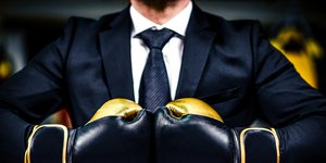 Στέλεχος με κοστούμι έτοιμο να παίξει μποξ