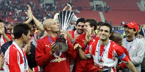 Ο Τζόρτζεβιτς με τους συμπαίκτες του στον Ολυμπιακό σηκώνουν το τρόπαιο του Super Cup