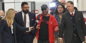 Ο Ενρίκε Τάριο, έχοντας λάβει χάρη από τον Τραμπ, μιλά στα ΜΜΕ